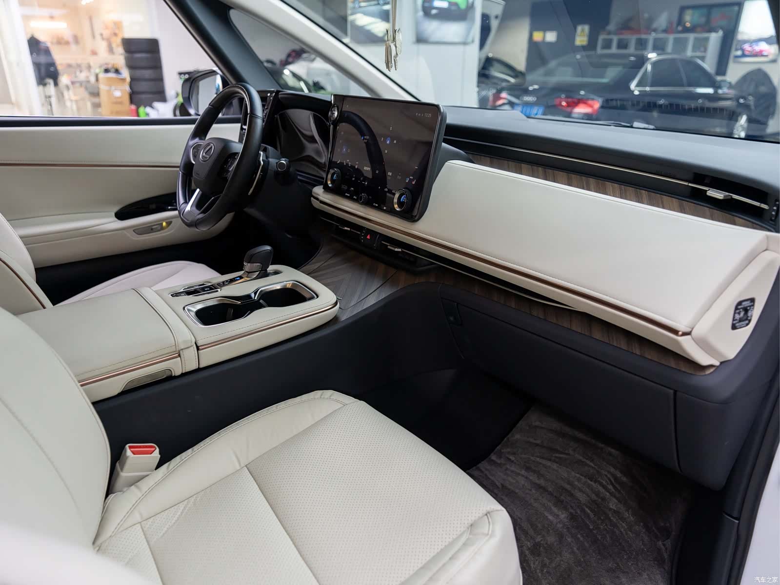 Lexus LM, 2025 32