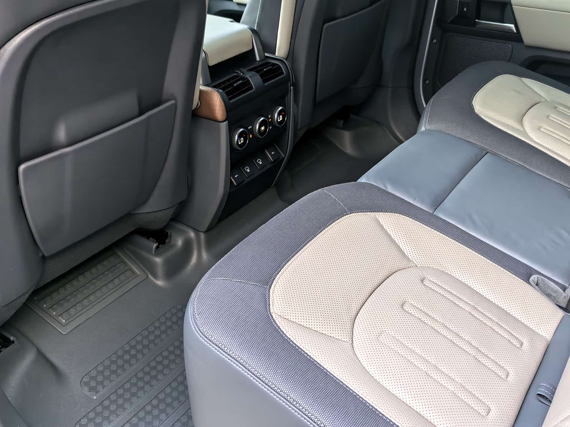 Land Rover Defender, 2021 12