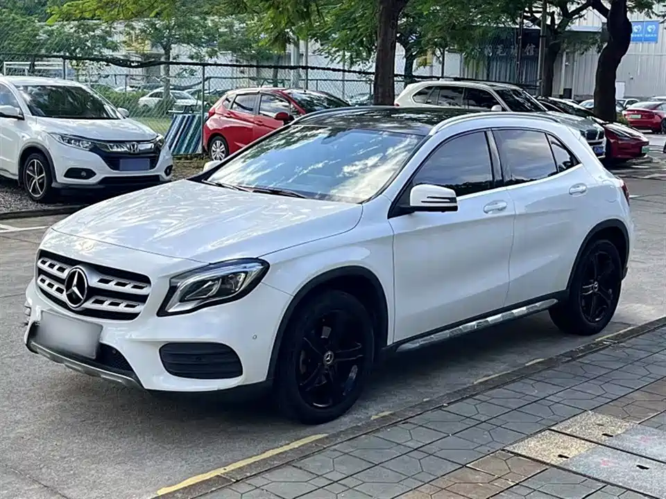 Mercedes-Benz GLA Mercedes-Benz GLA