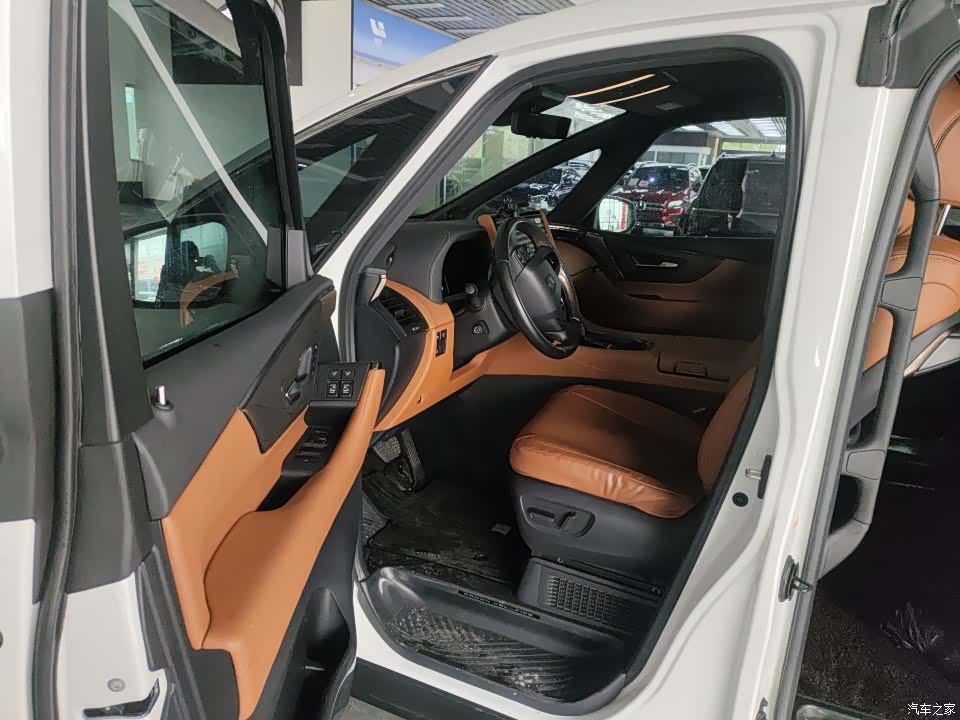 Toyota Vellfire, 2025 4