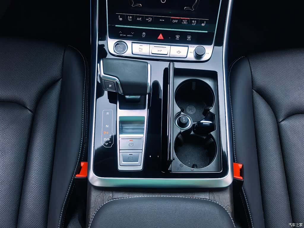 Audi Q8, 2025 11