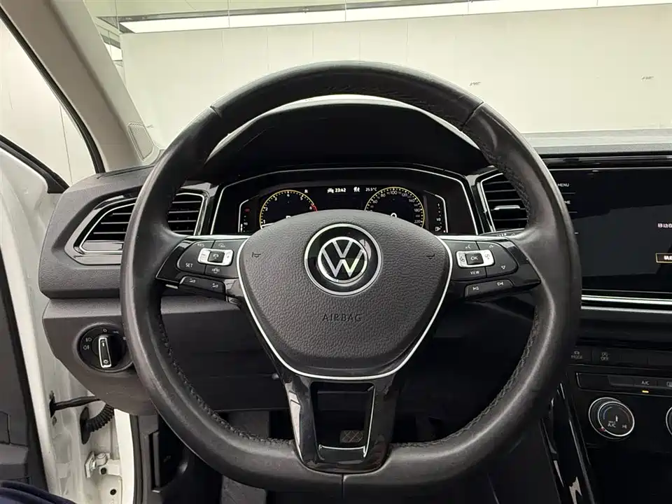 Volkswagen T-ROC exploring Songs