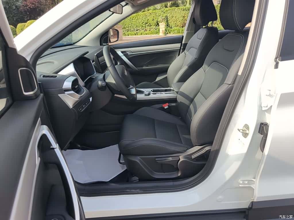 Geely Coolray, 2025 12
