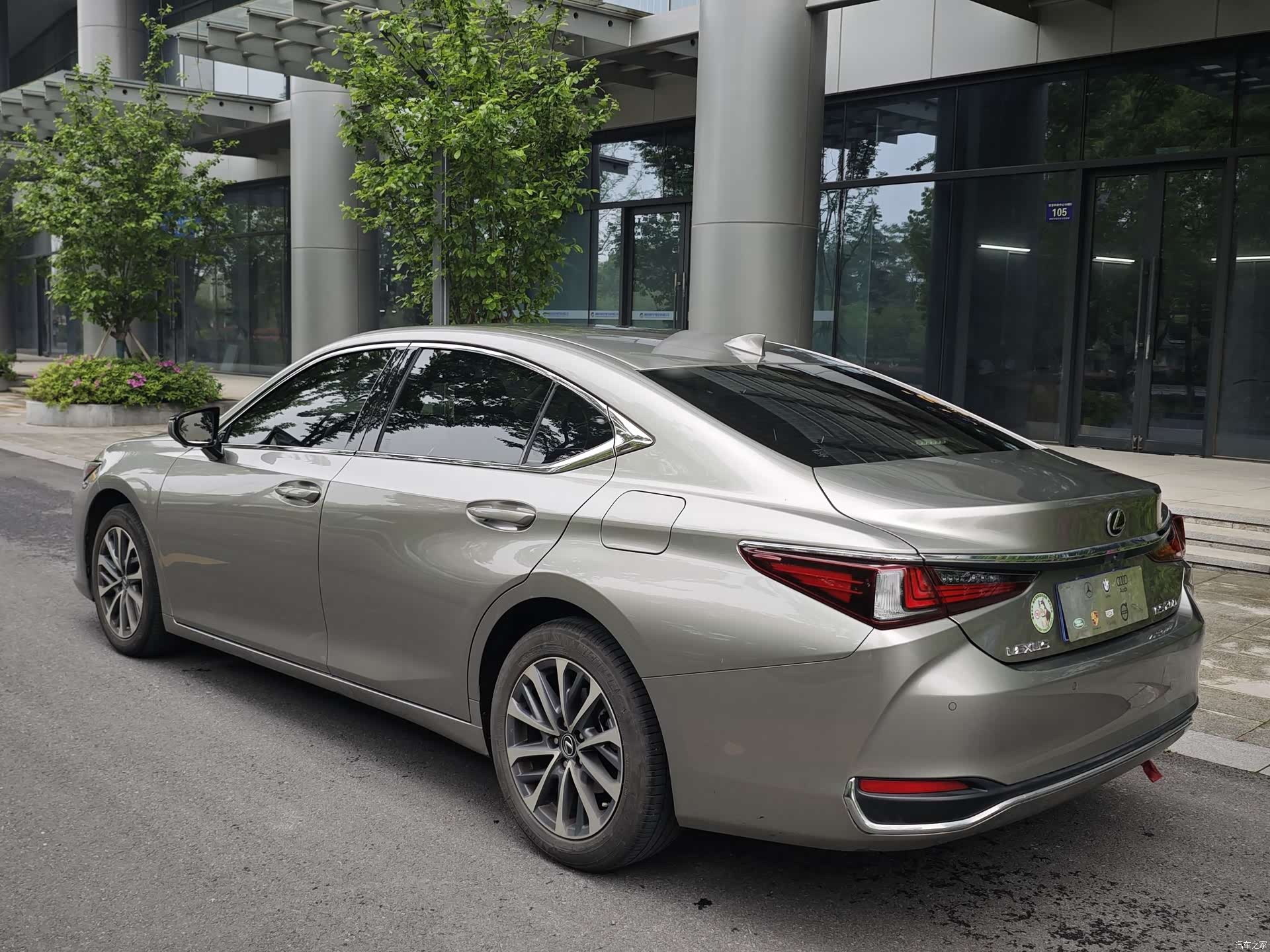Lexus ES, 2024 все фото