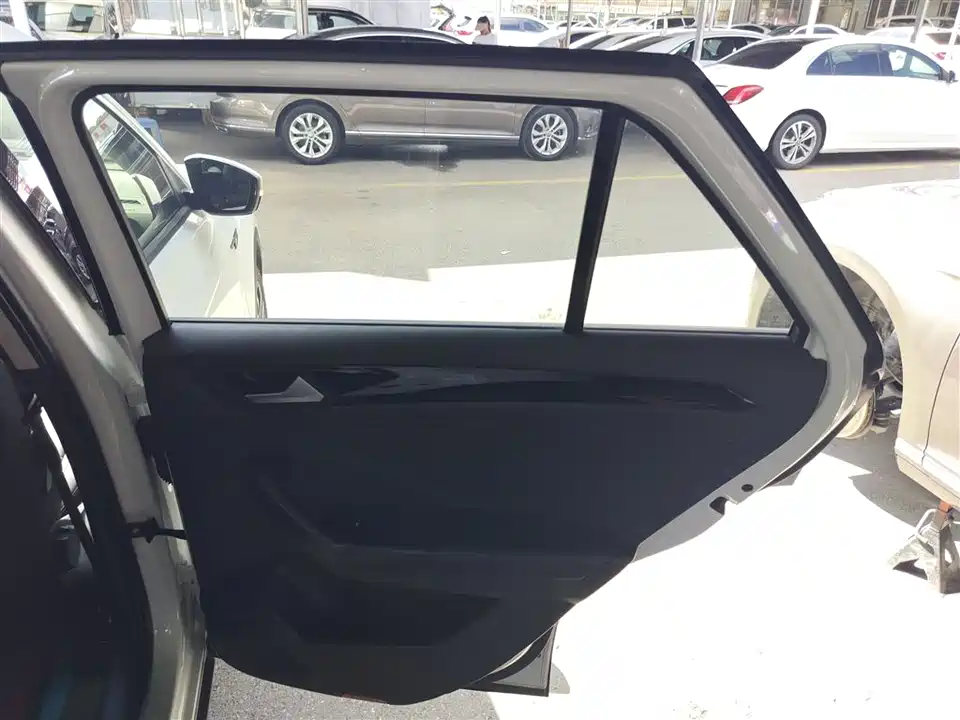 Volkswagen T-ROC exploring Songs