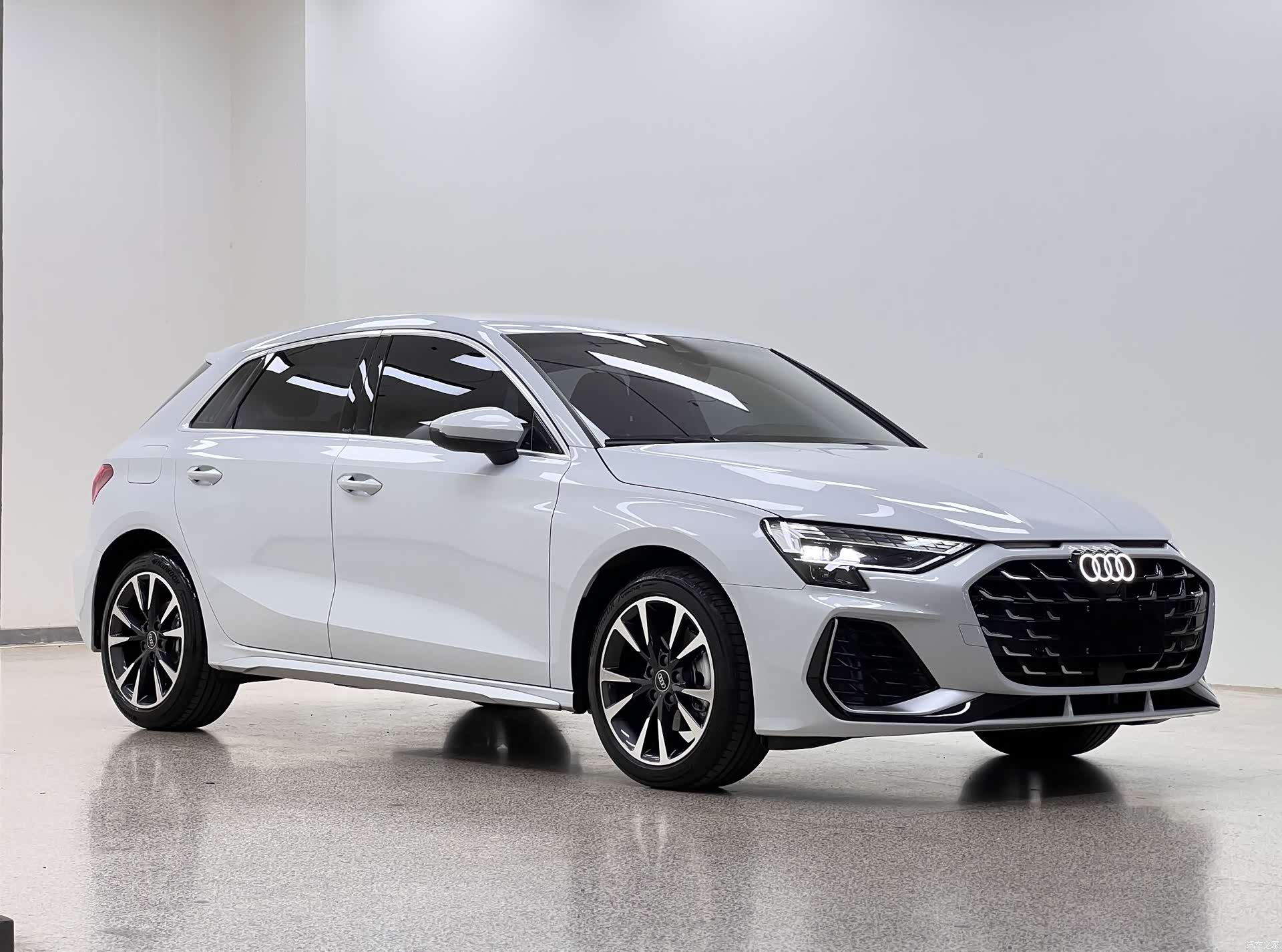 Audi Flying Spur, 2024 3