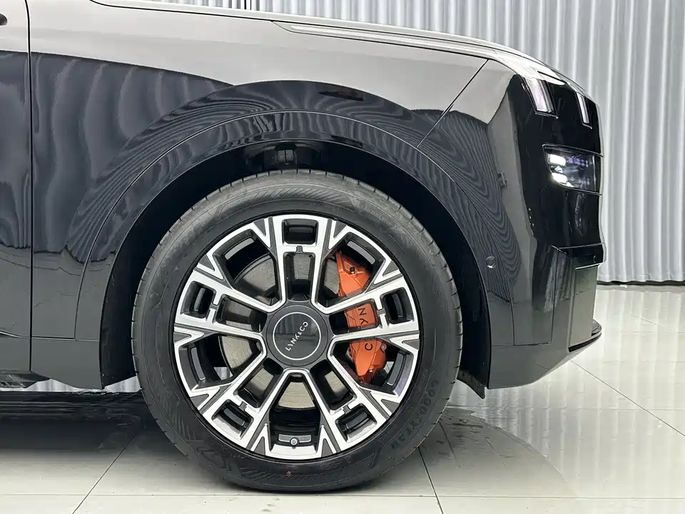 Lynk & Co 900