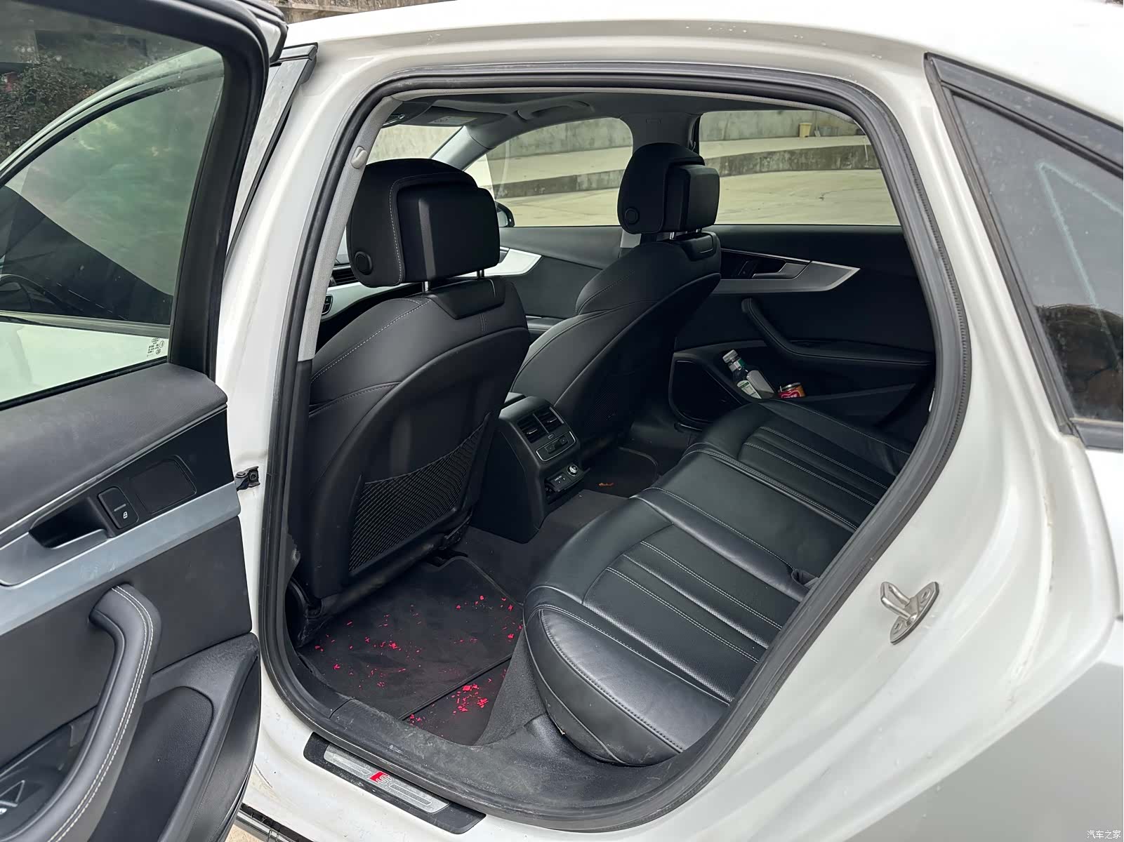 Audi A4L, 2023 все фото