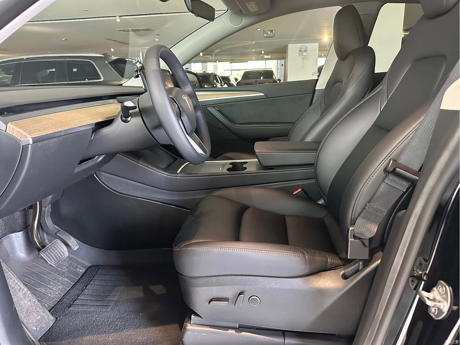 Tesla Model Y, 2023 4