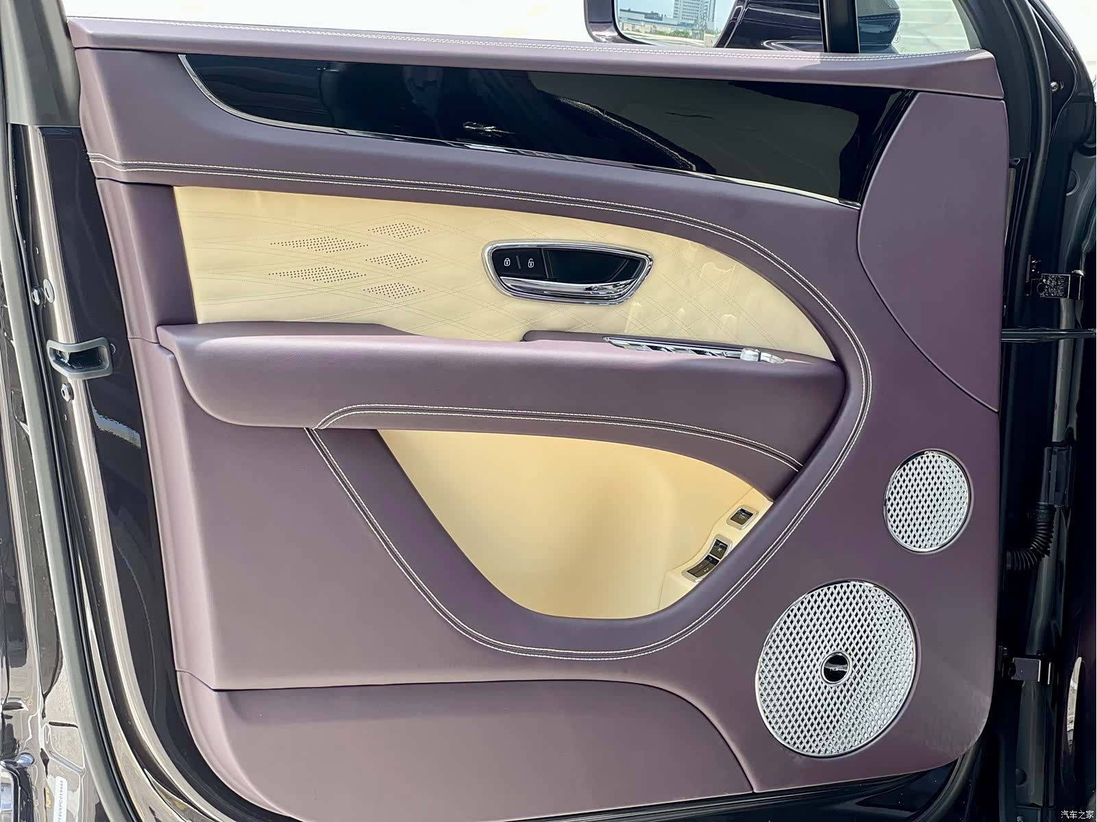 Bentley Bentayga, 2023 17