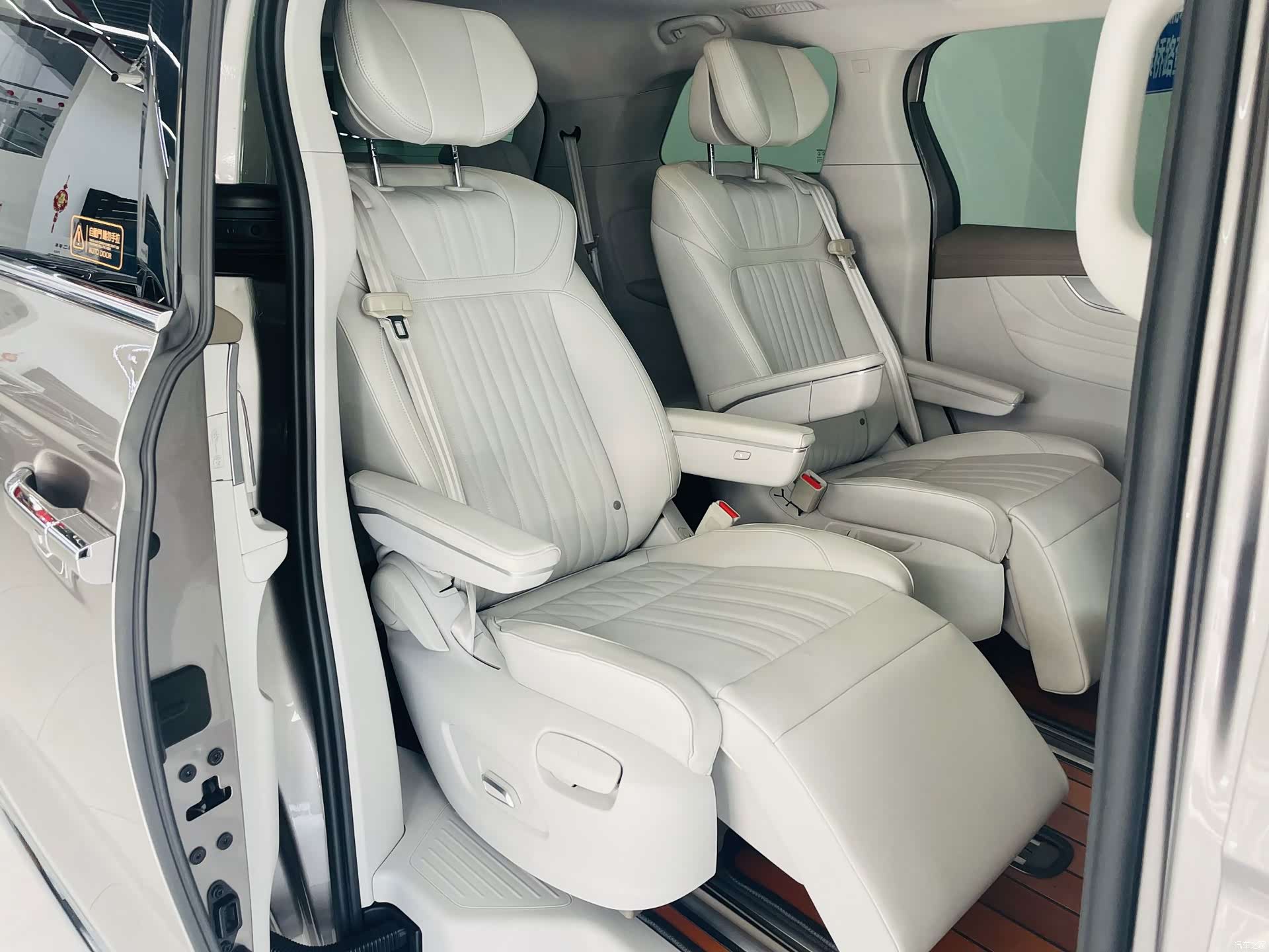 Roewe iMAX8, 2025 11