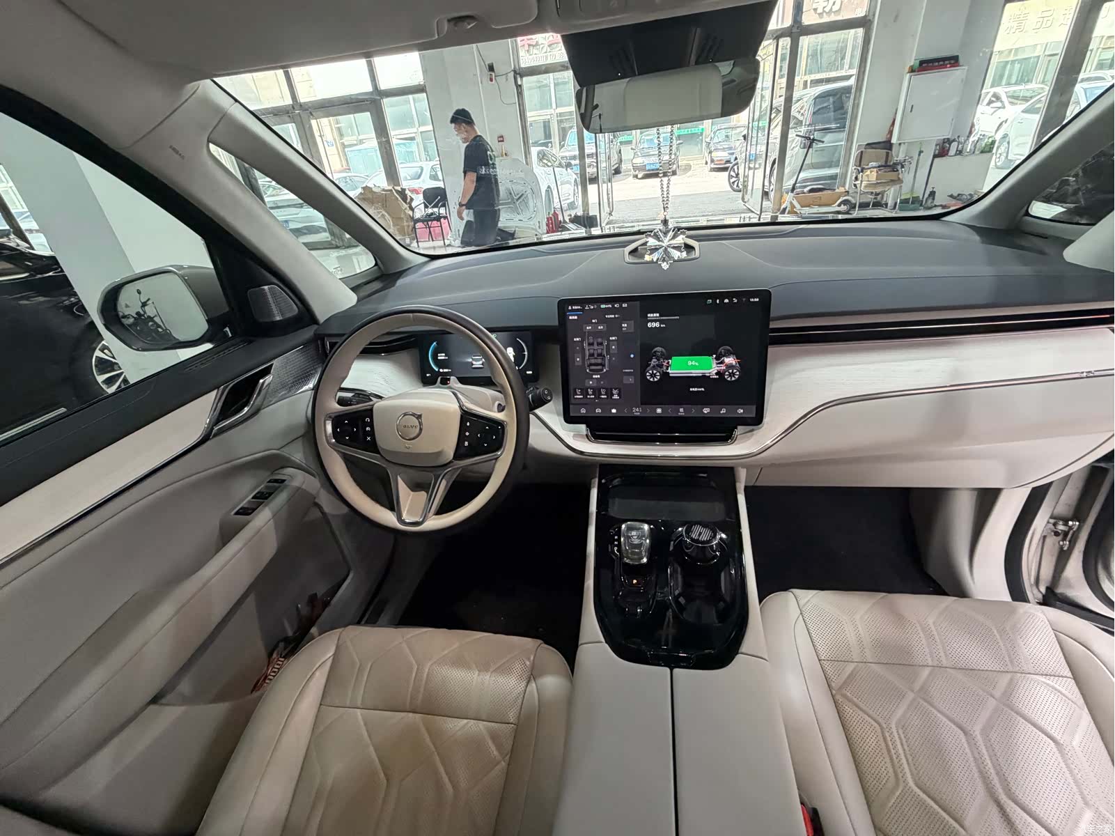 Volvo EM90, 2024 12