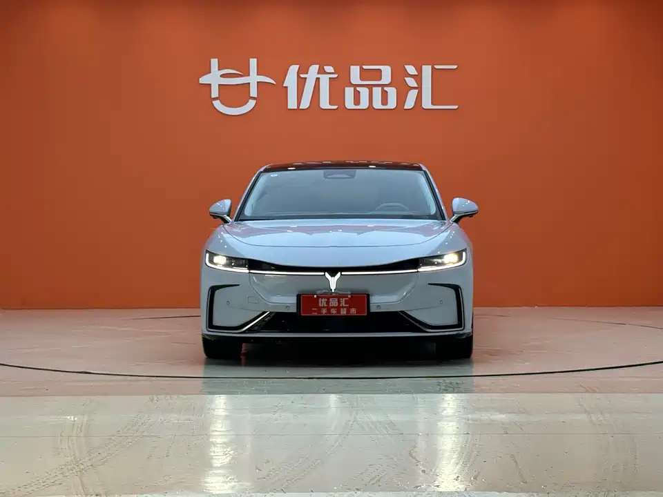 VOYAH Lantu chasing light