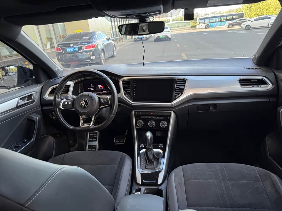 Volkswagen T-ROC exploring Songs