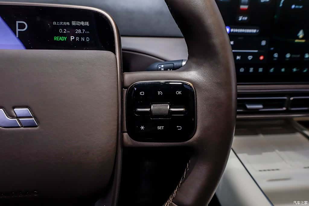 Li Auto MEGA, 2024 32