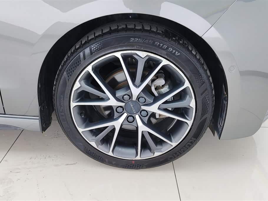 Lynk & Co 03