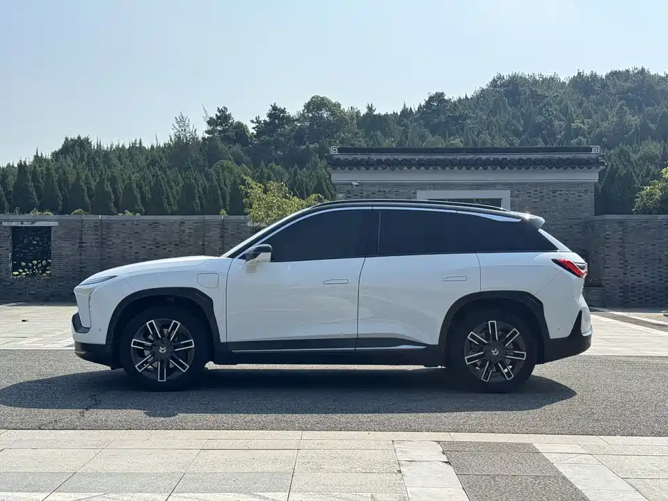 NIO ES6