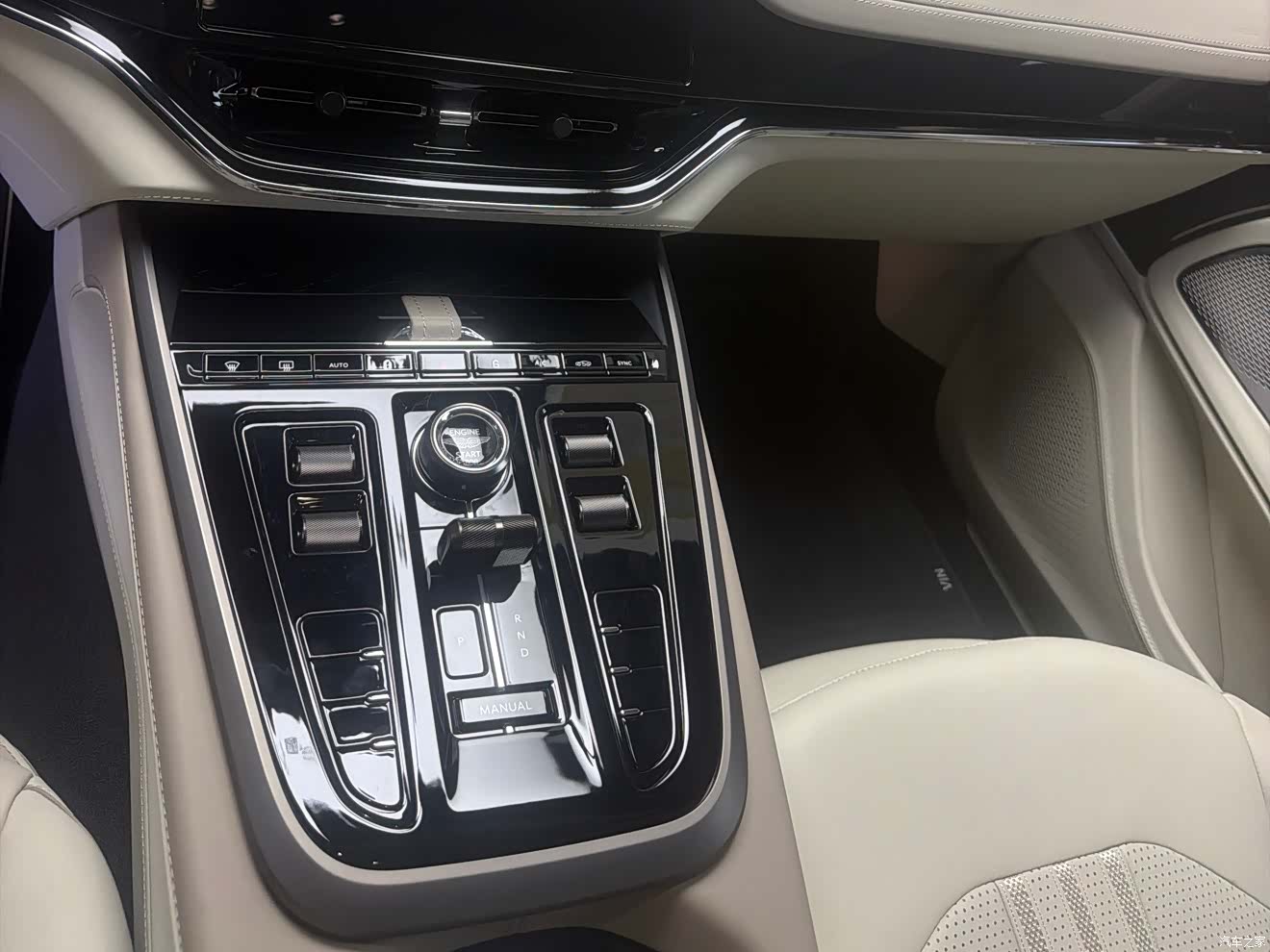 Aston Martin DBX, 2025 19
