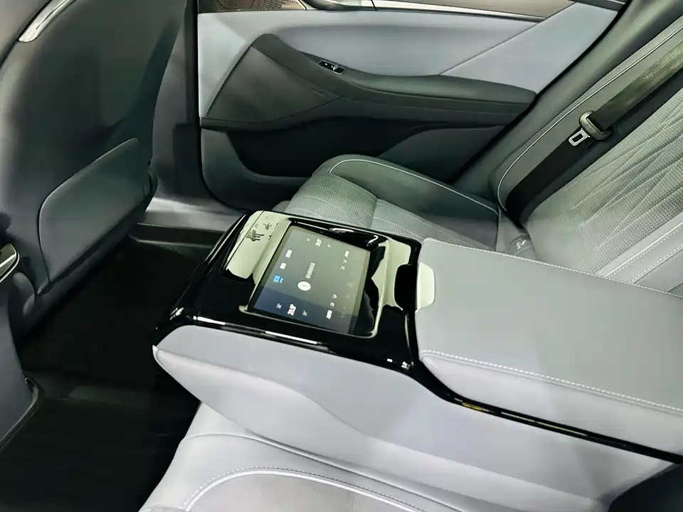 VOYAH Lantu chasing light