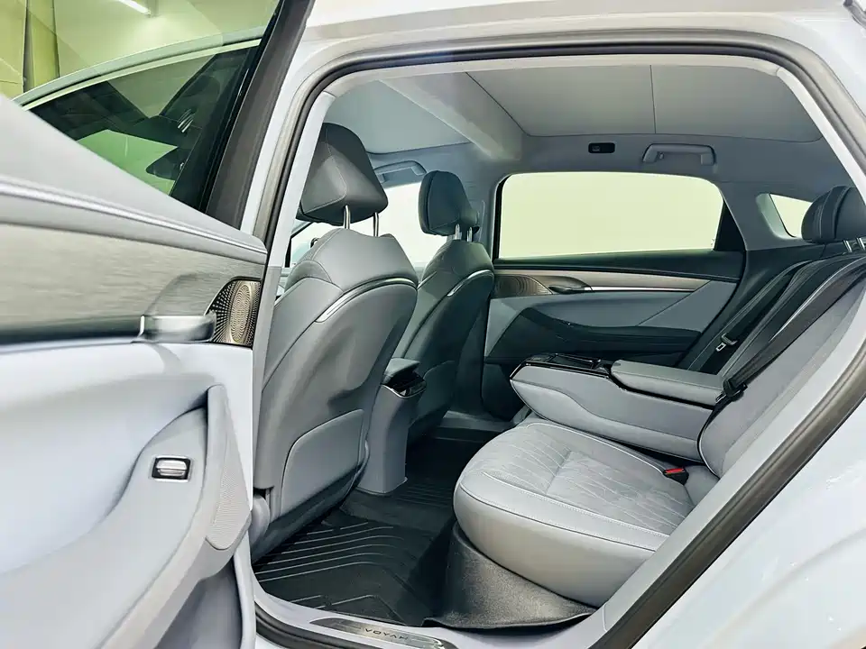 VOYAH Lantu chasing light