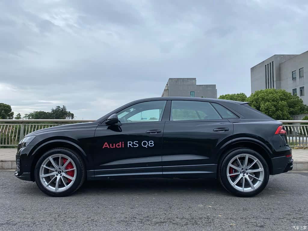 Audi Q8, 2025 2