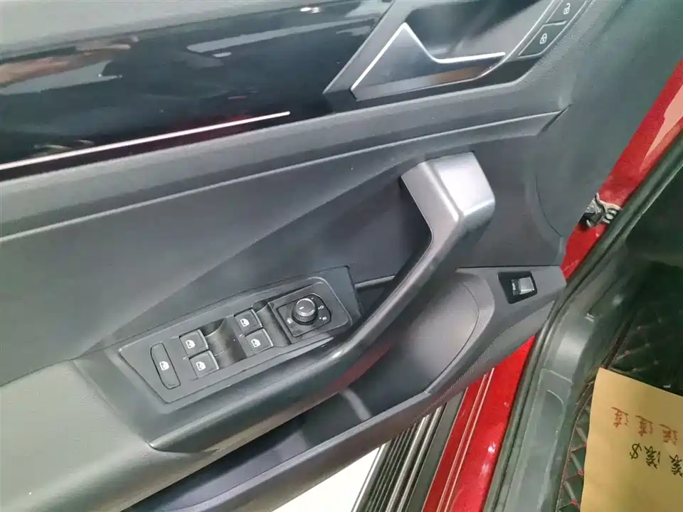 Volkswagen T-ROC exploring Songs