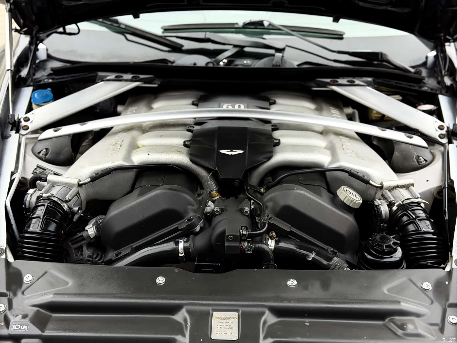 Aston Martin DB9, 2011 15