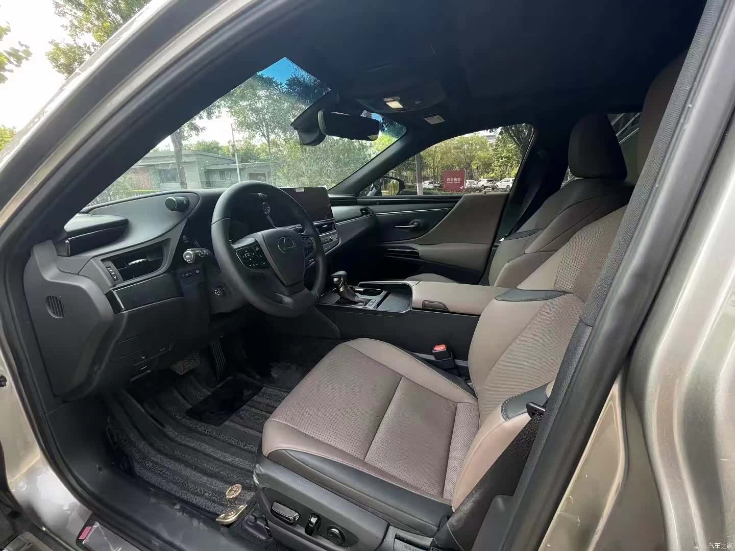 Lexus ES, 2023 4