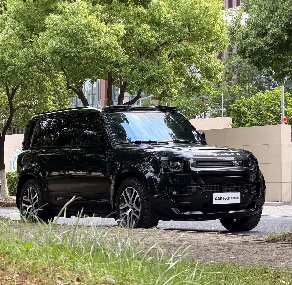 Land Rover Defender, 2024 3