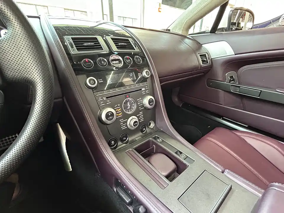 Aston Martin V8 Vantage