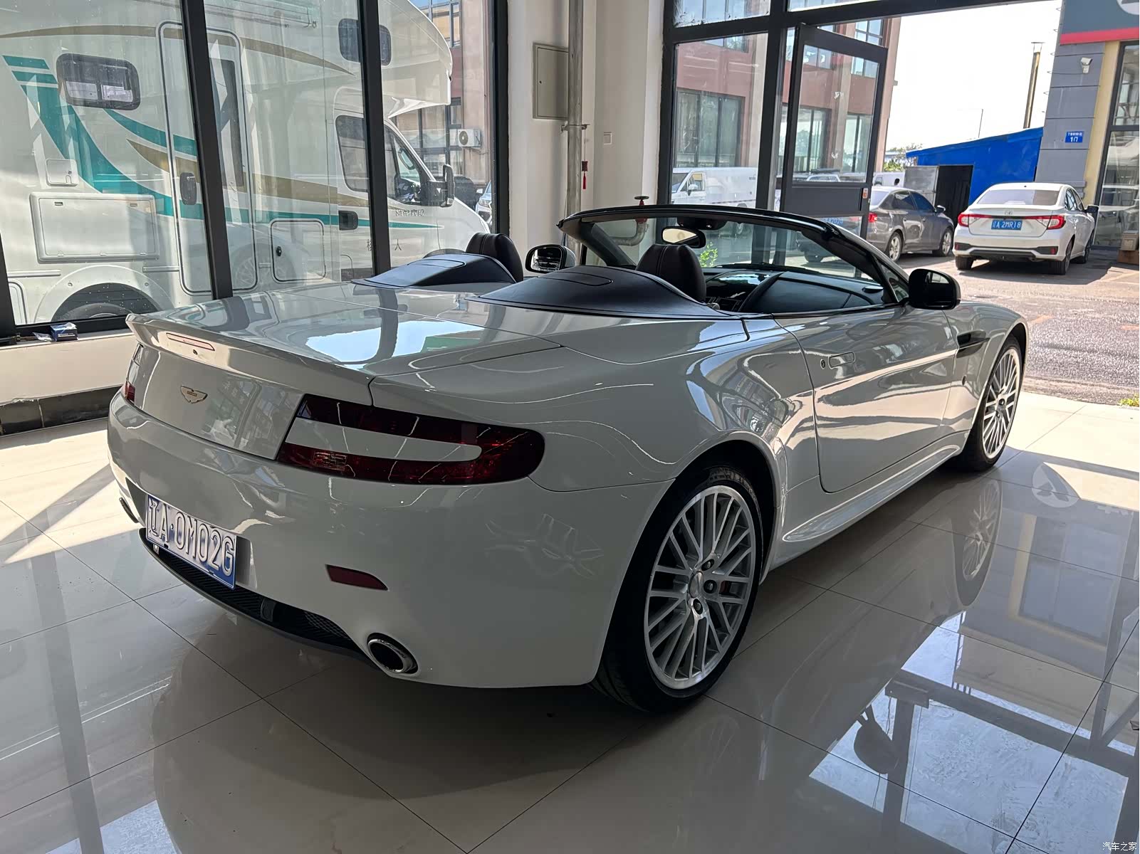 Aston Martin Vantage, 2011 все фото