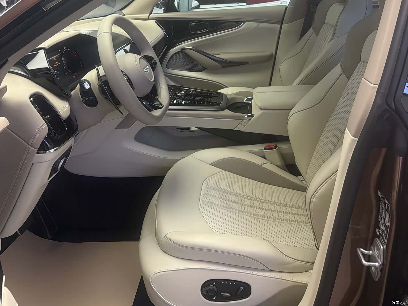 Aston Martin DBX, 2025 9