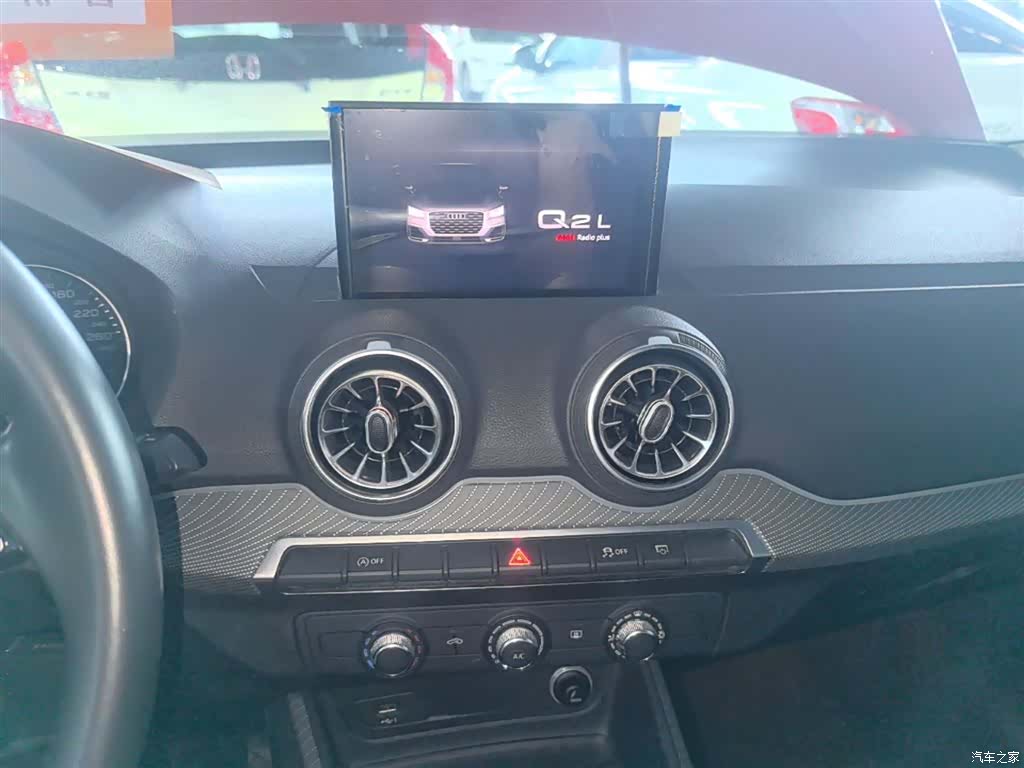 Audi Q2L, 2019 13
