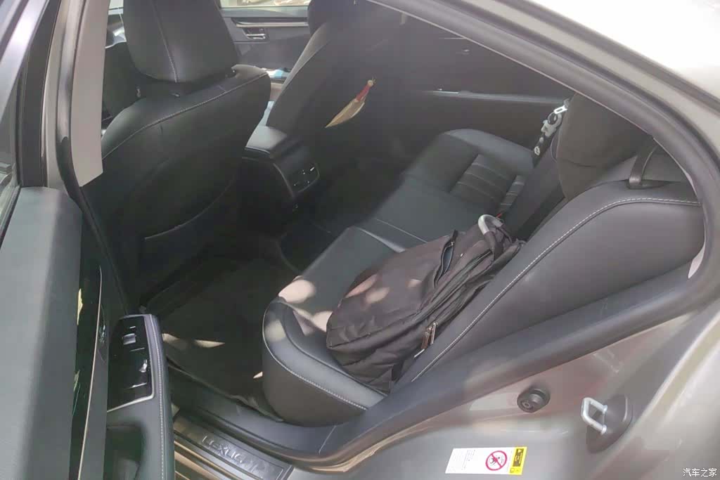 Lexus ES, 2017 11