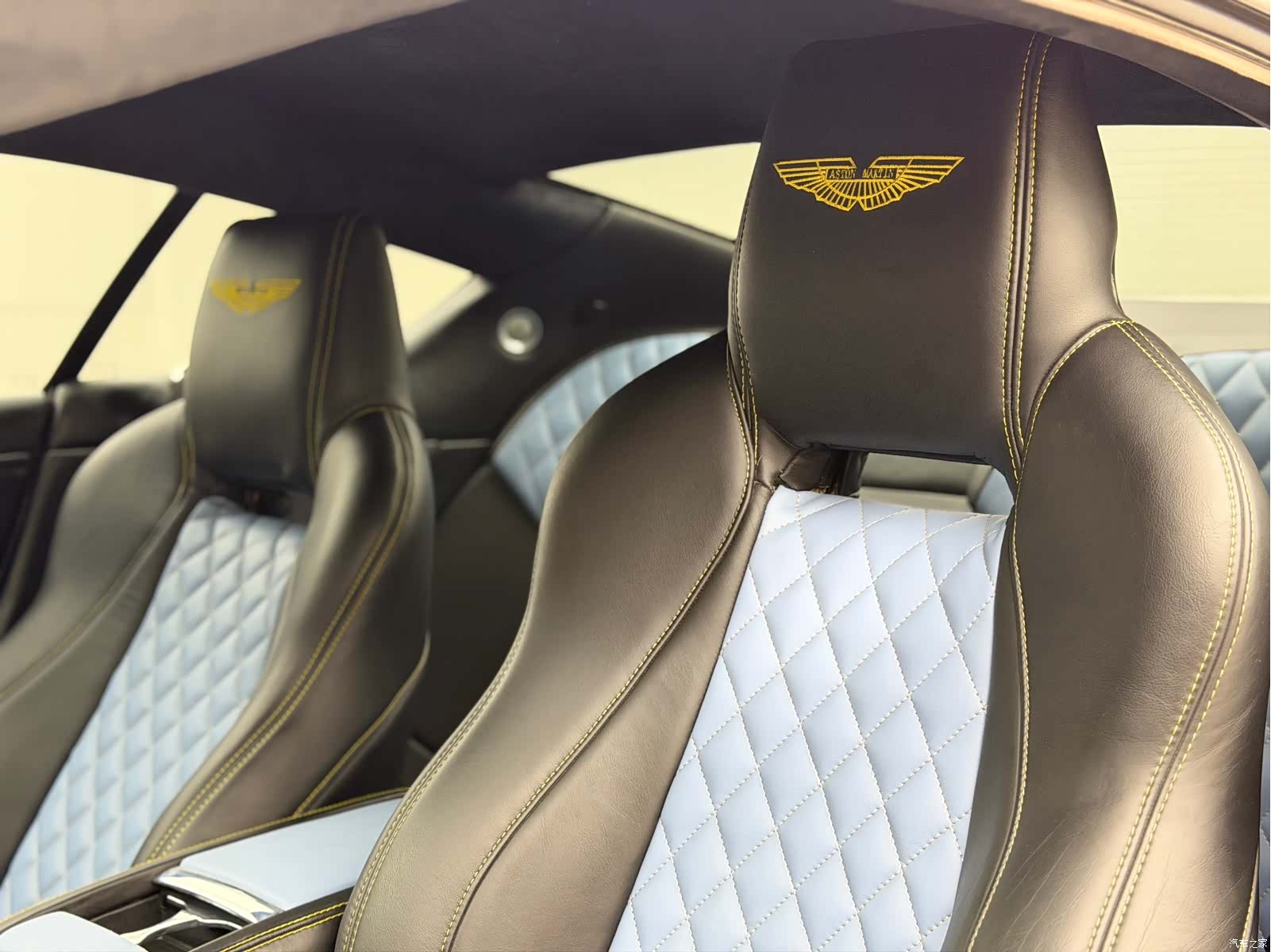 Aston Martin DB9, 2011 19