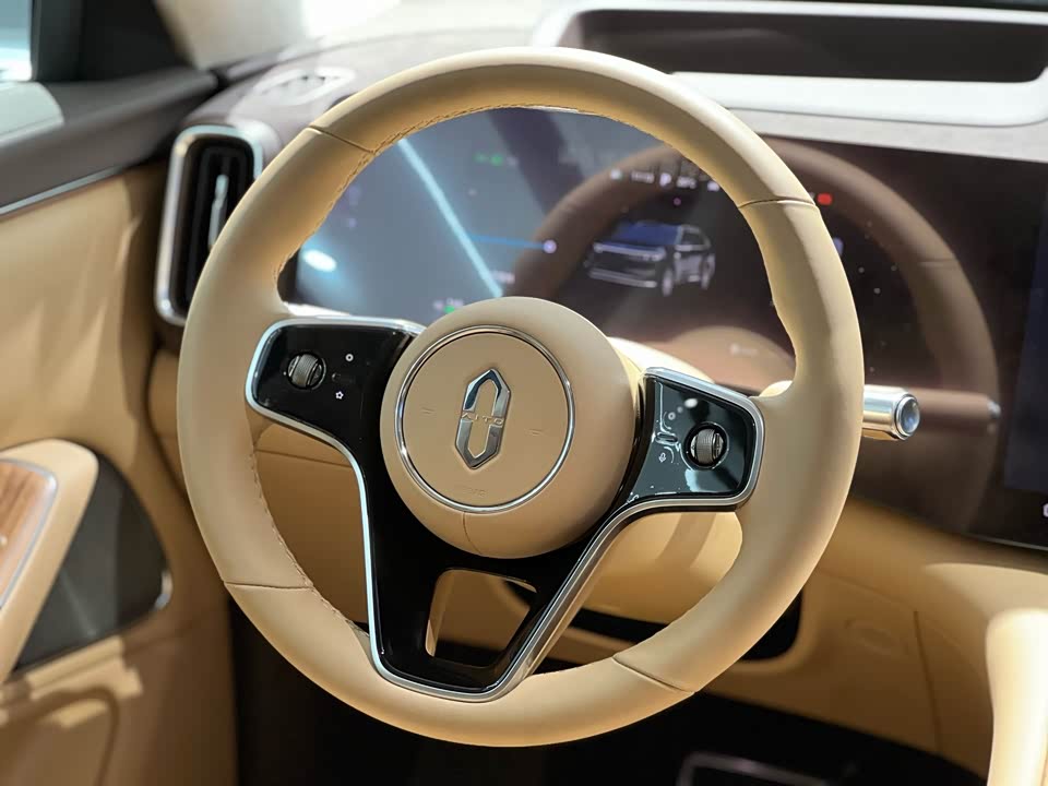 AITO Ask the world M8