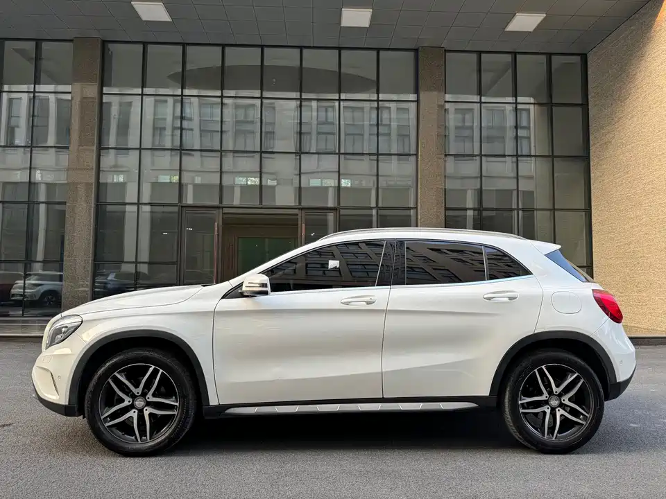 Mercedes-Benz GLA Mercedes-Benz GLA
