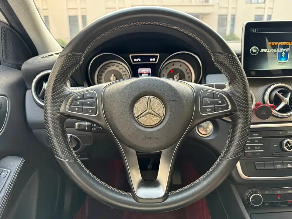 Mercedes-Benz GLA Mercedes-Benz GLA