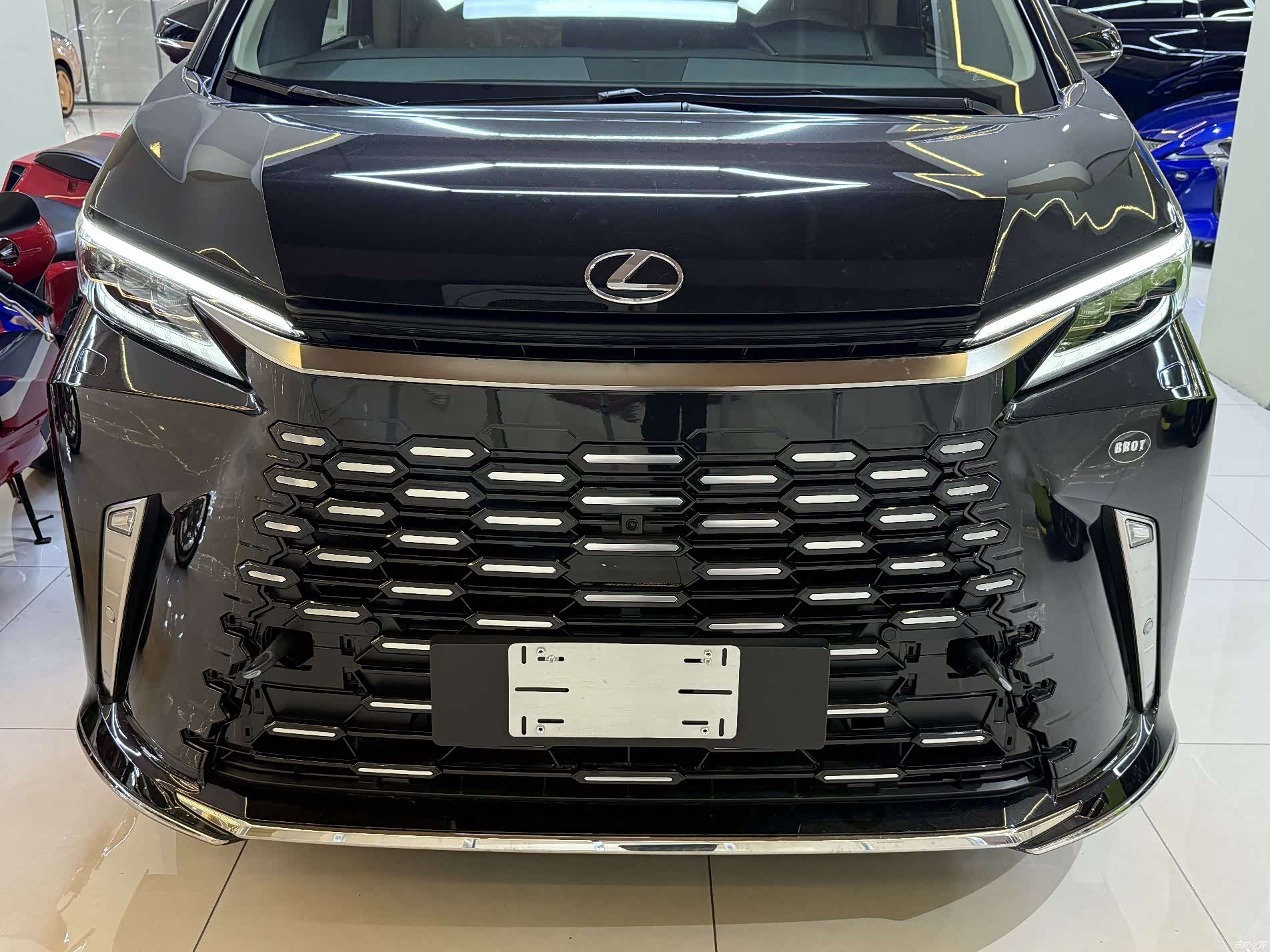 Lexus LM, 2023 3