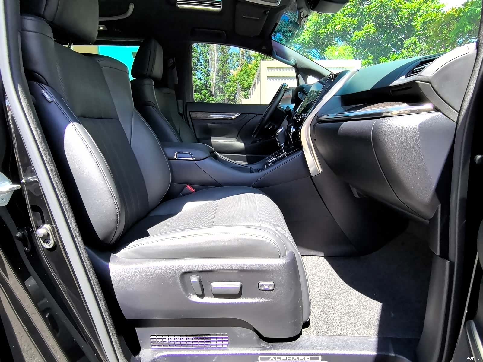Toyota Alphard, 2021 24