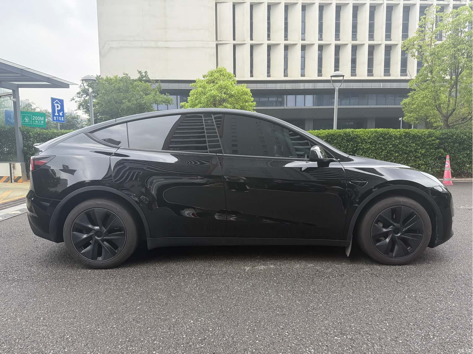 Tesla Model Y, 2023 4