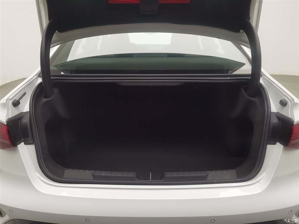Audi Flying Spur, 2025 16