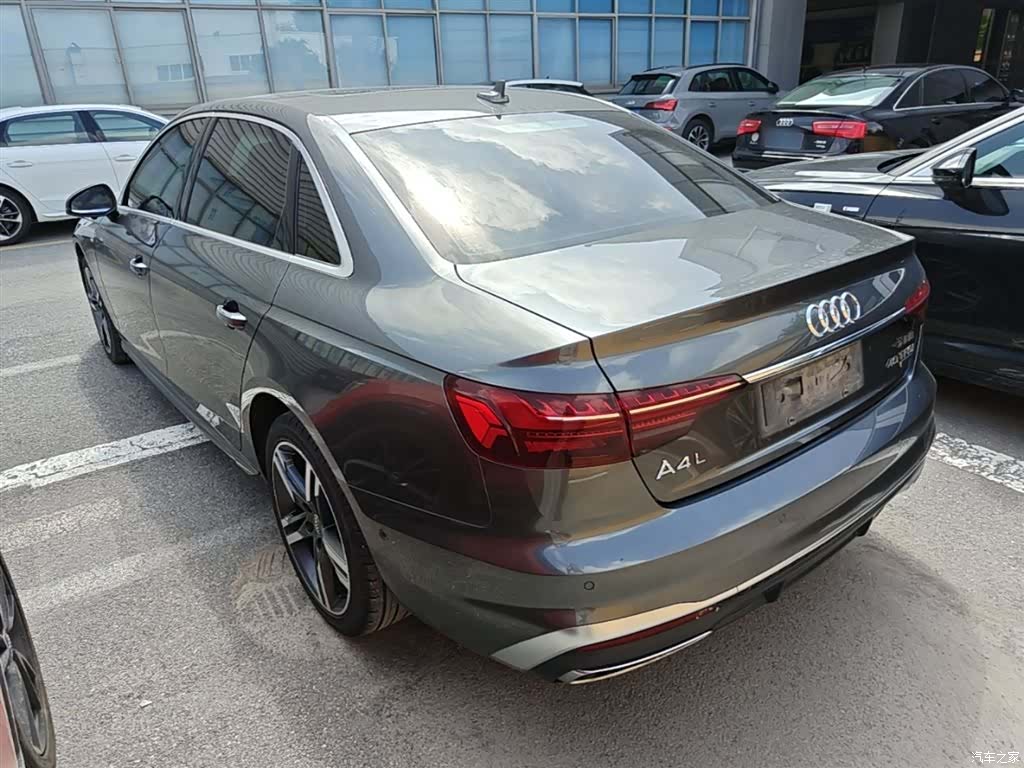 Audi A4L, 2021 все фото
