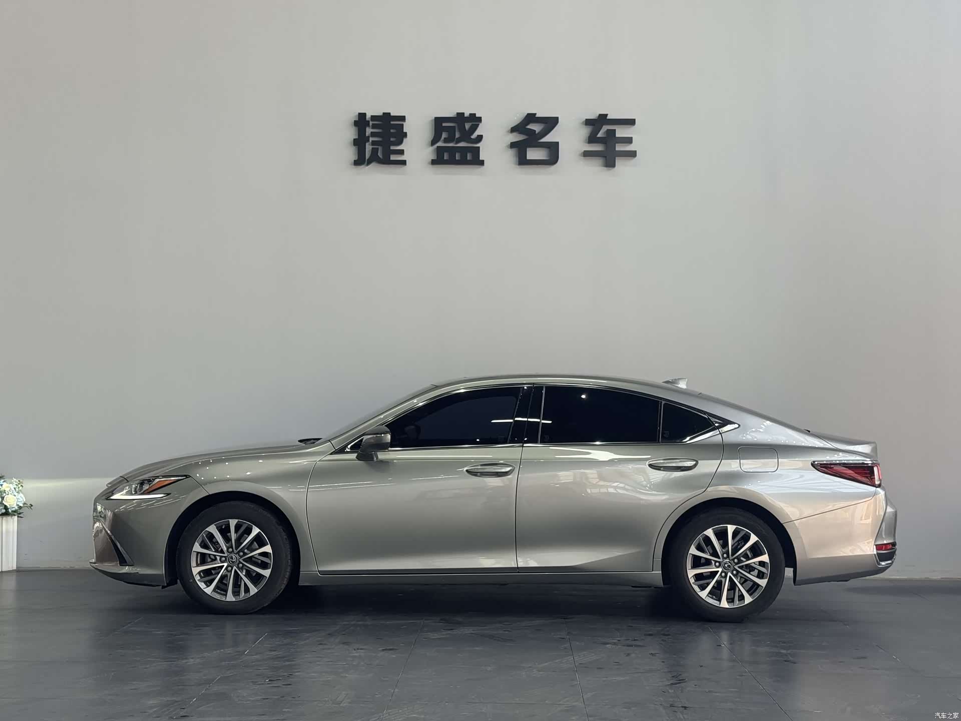 Lexus ES, 2022 3
