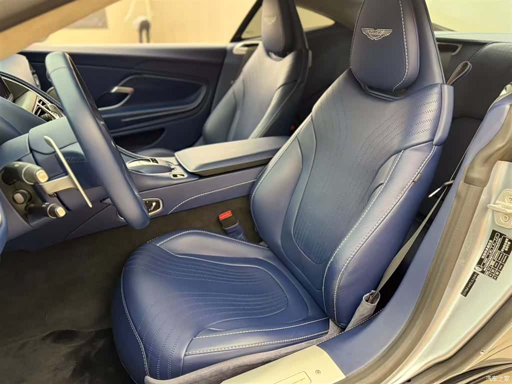 Aston Martin DB11, 2021 4