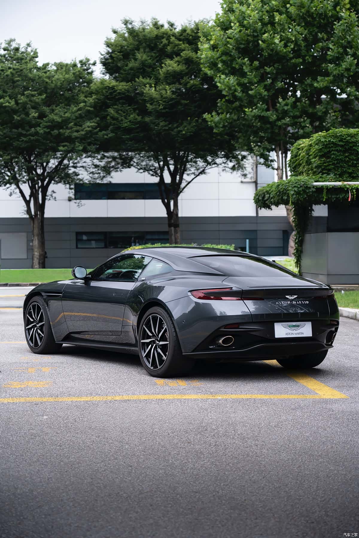 Aston Martin DB11, 2023 6