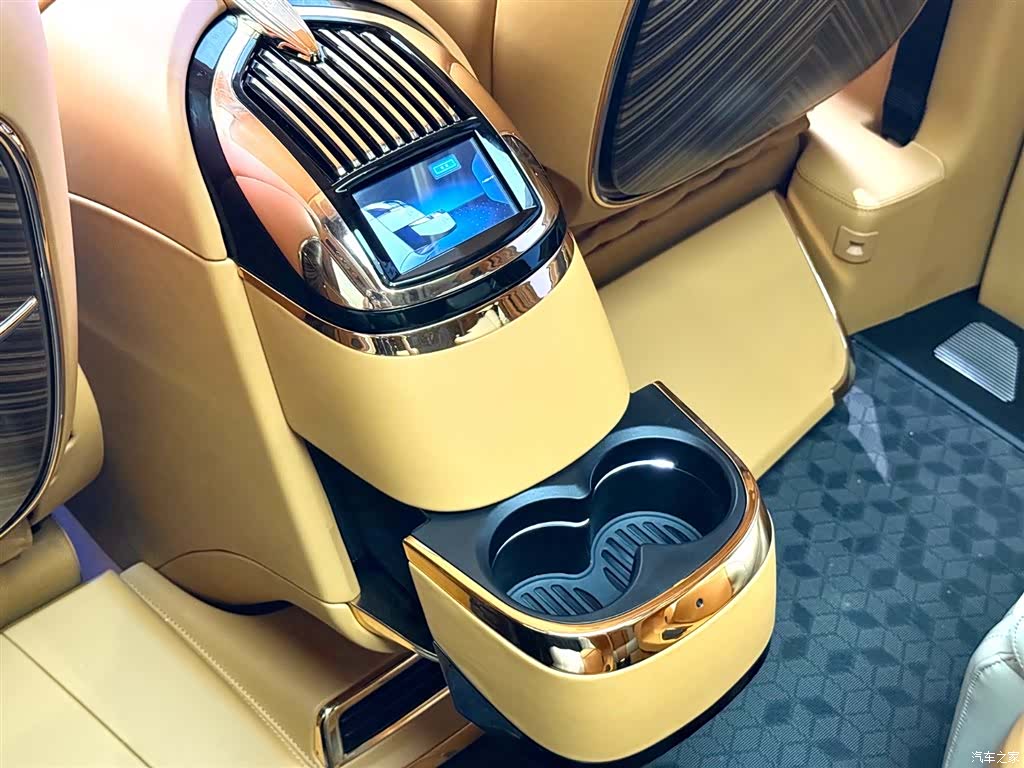 Mercedes-Benz V-Class, 2024 21
