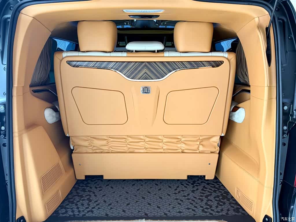 Mercedes-Benz V-Class, 2024 28
