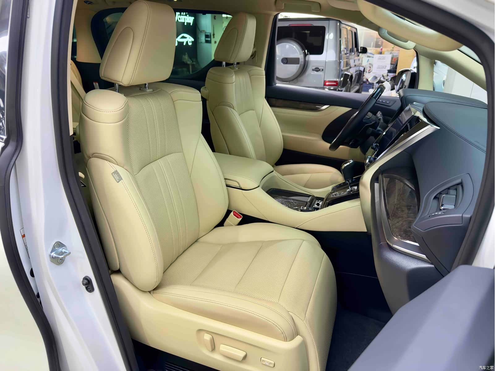 Toyota Vellfire, 2022 25