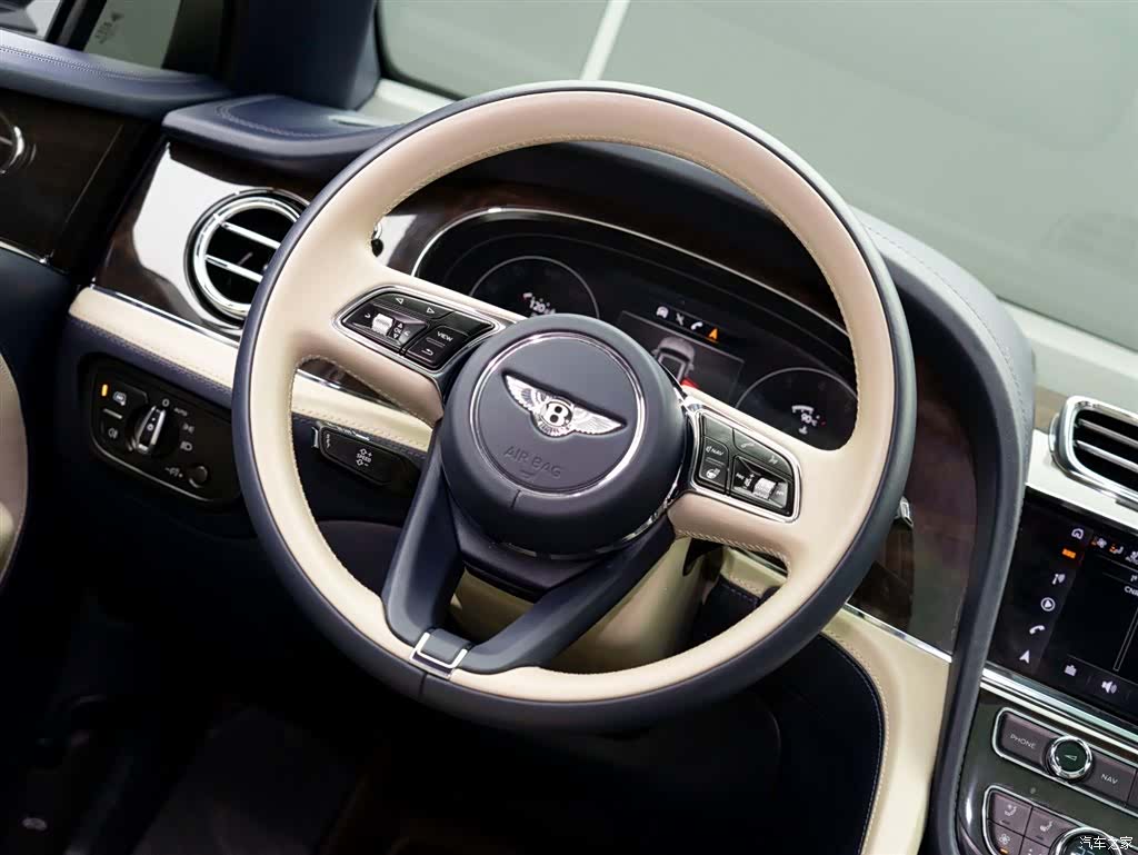 Bentley Bentayga, 2024 14